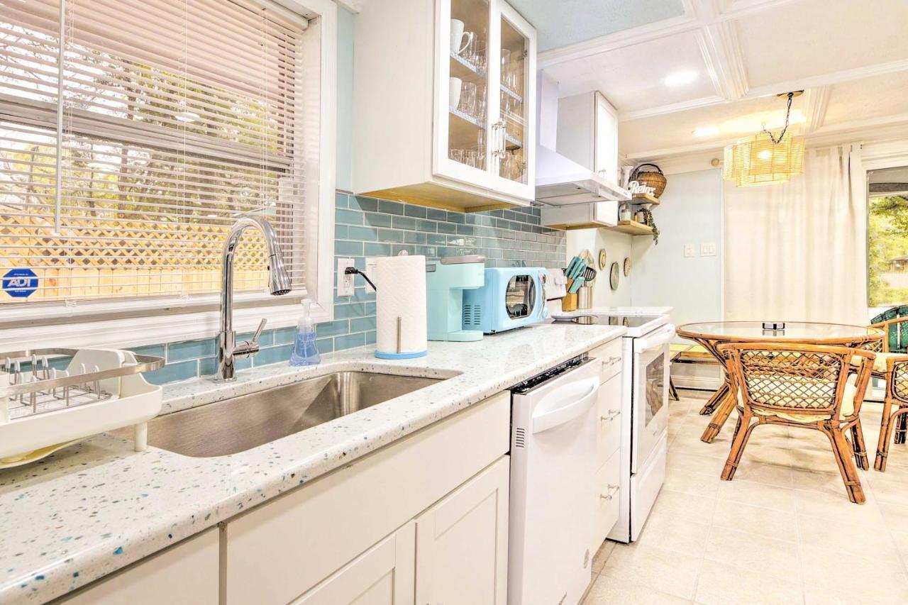 Bright Retreat With Fire Pit - Walk To The Beach! *
