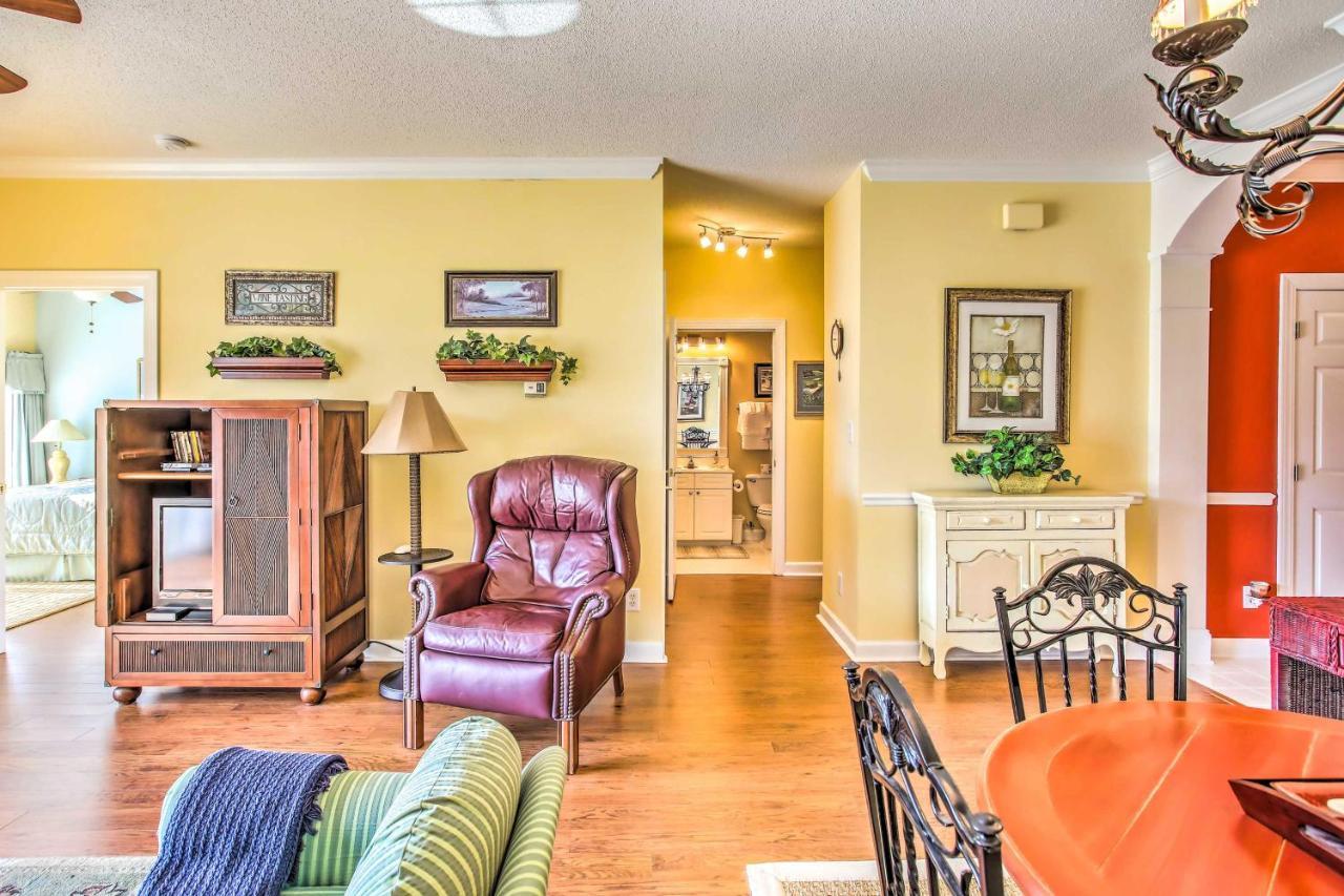 With Balcony And Pool Access! Apartment