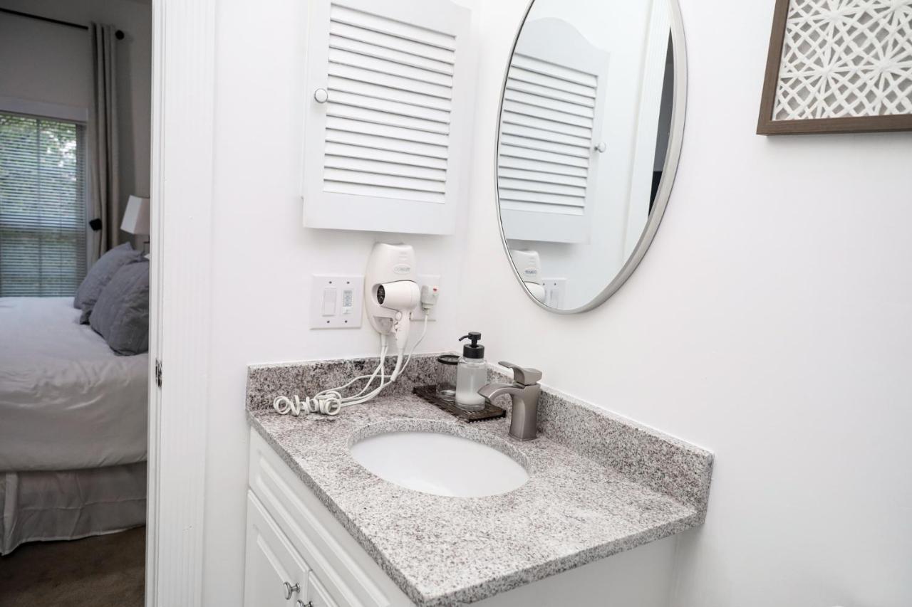 Gorgeous On Golf Course Near Broadway At The Beach Apartment *