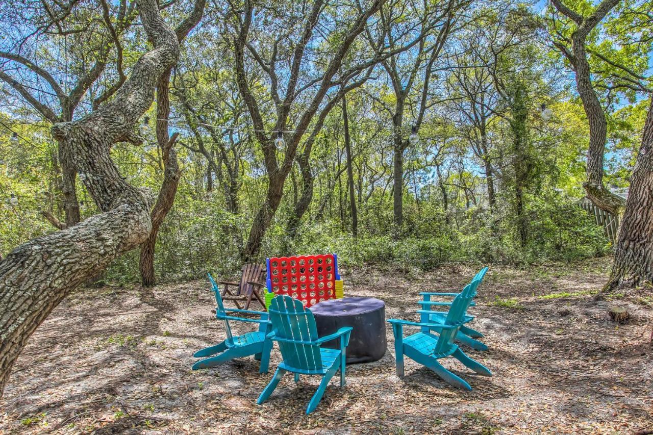 Holiday home Bright Retreat With Fire Pit - Walk To The Beach!