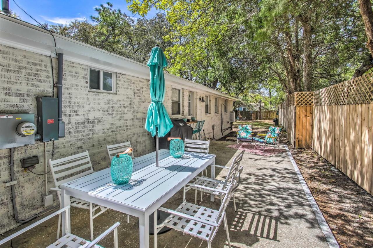 Holiday home Bright Retreat With Fire Pit - Walk To The Beach!