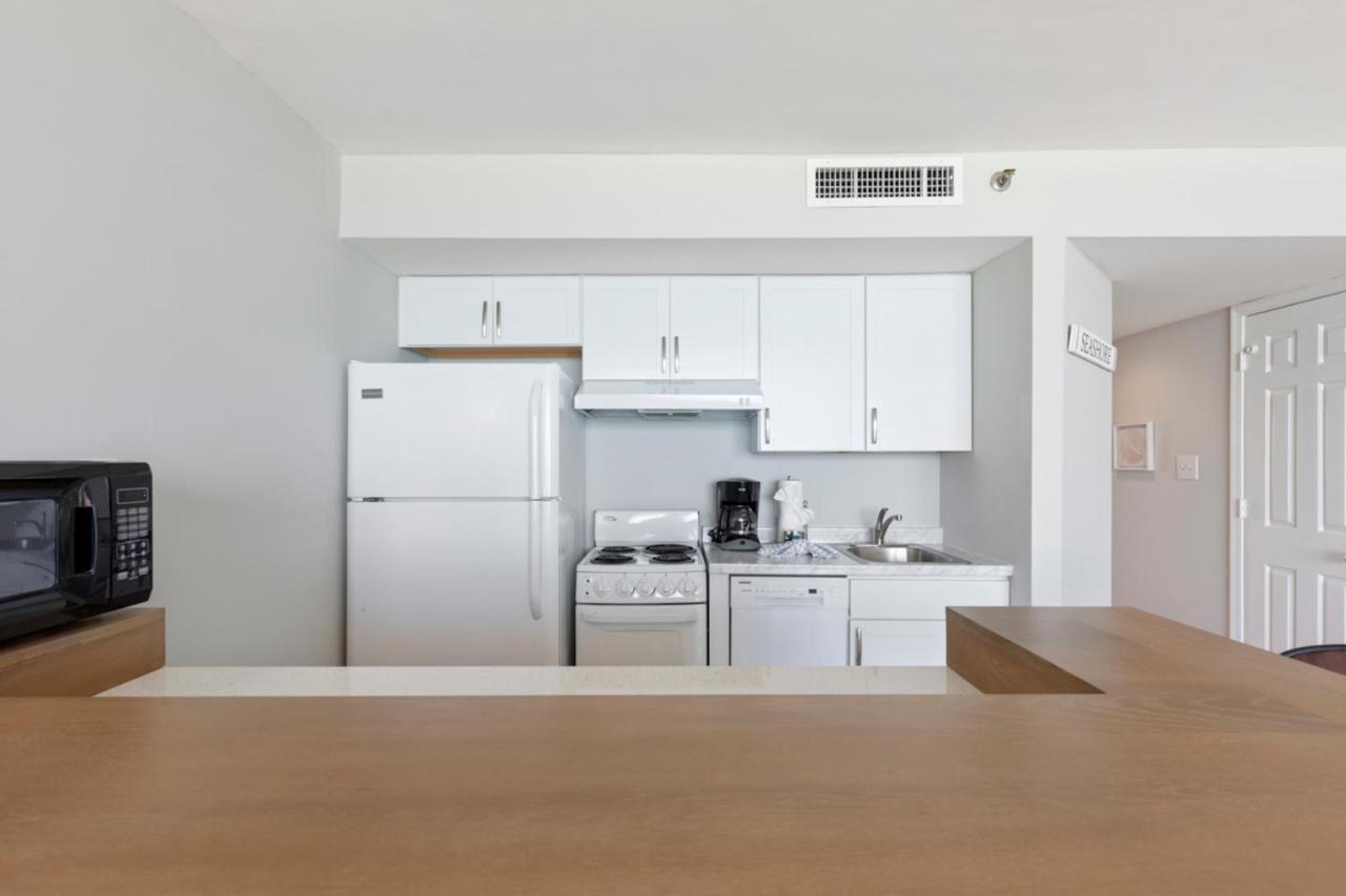 Lively Views From The Balcony At Ocean Forest Plaza Apartment