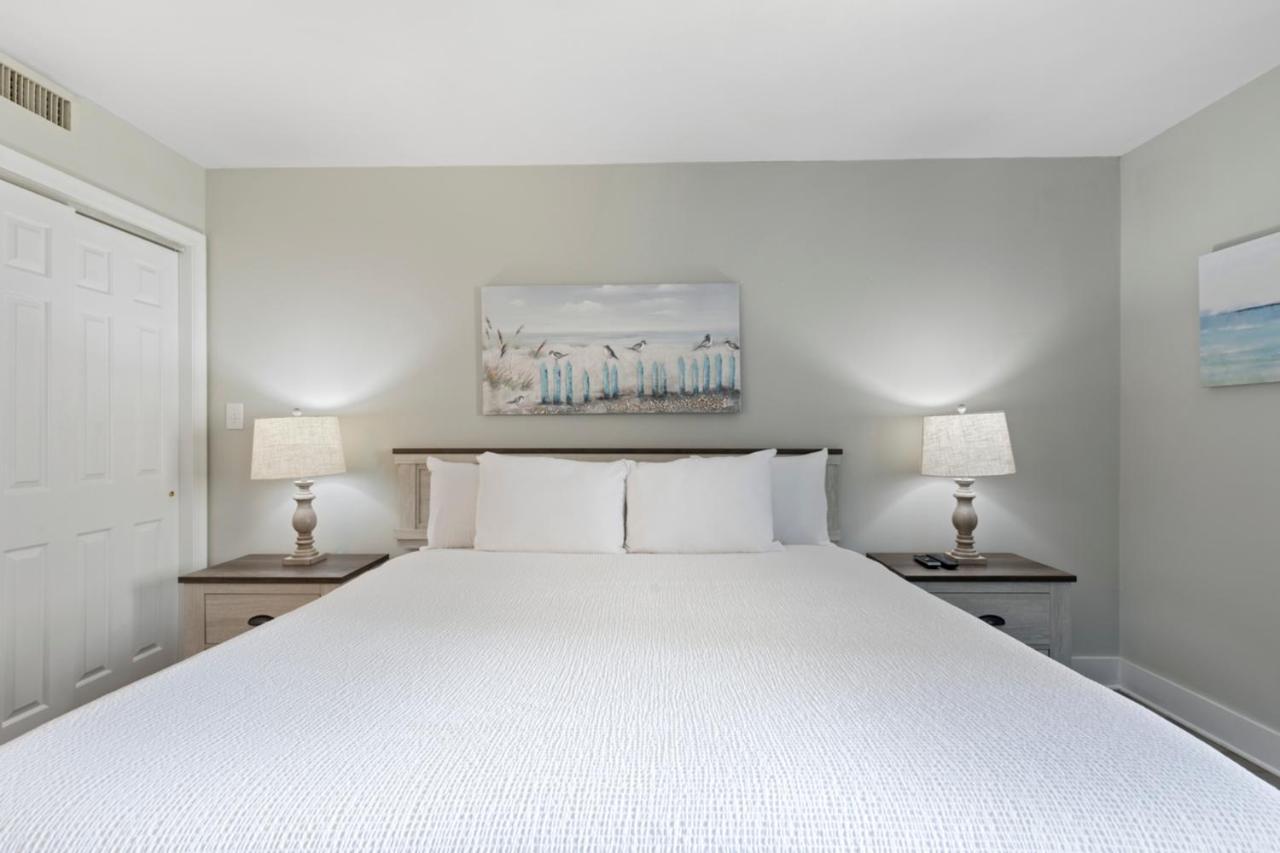 Lively Views From The Balcony At Ocean Forest Plaza Apartment *