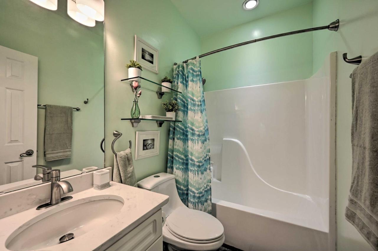 Modern Top-floor Less Than 1 Mi To Golfing! Apartment *