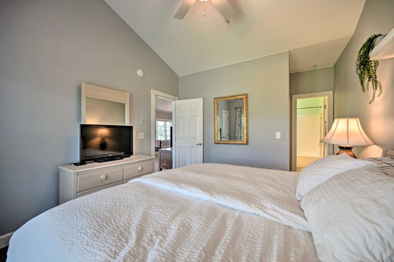 Modern Top-floor Less Than 1 Mi To Golfing! *