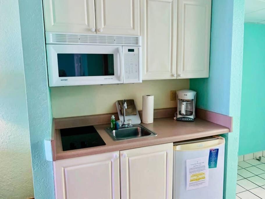 Apartment *see Dolphins From Your Balcony*queen Beds*pools*hot Tubs++*h232 *