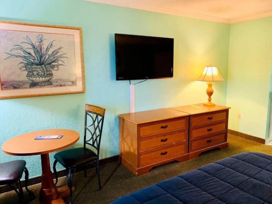 Apartment *see Dolphins From Your Balcony*queen Beds*pools*hot Tubs++*h232 *