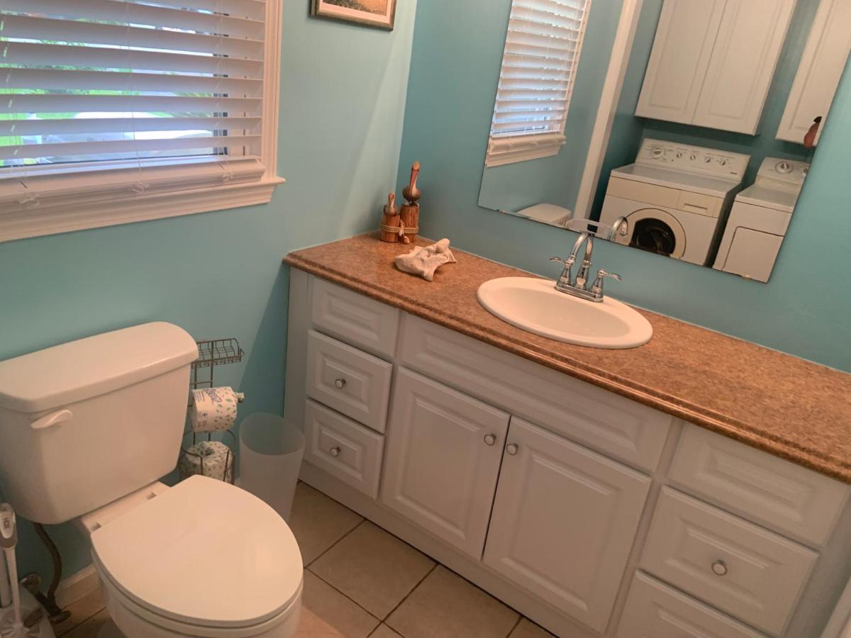 Cheerful Two Bedroom House 1.5 Miles From Beach.