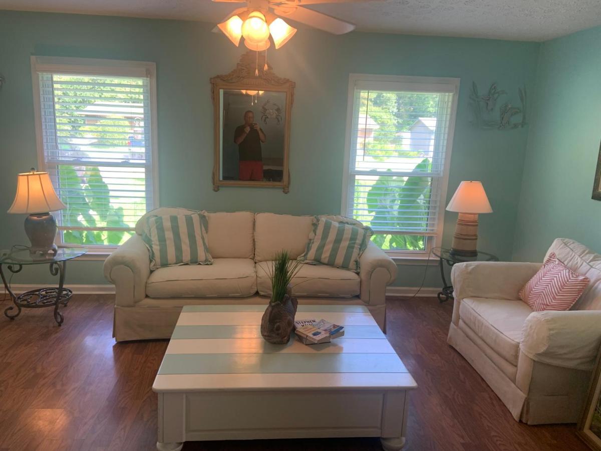 Cheerful Two Bedroom House 1.5 Miles From Beach.