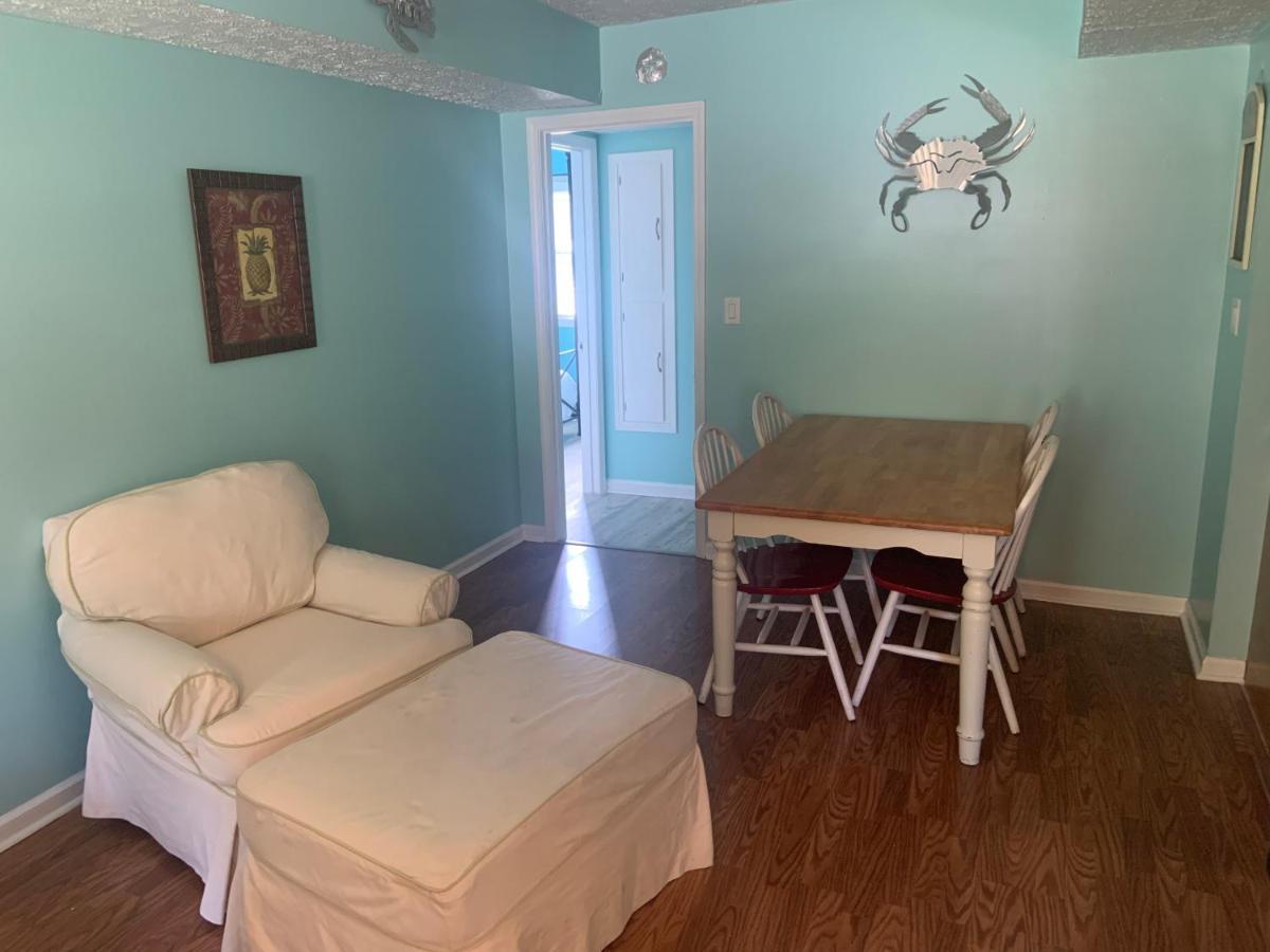Cheerful Two Bedroom House 1.5 Miles From Beach. *