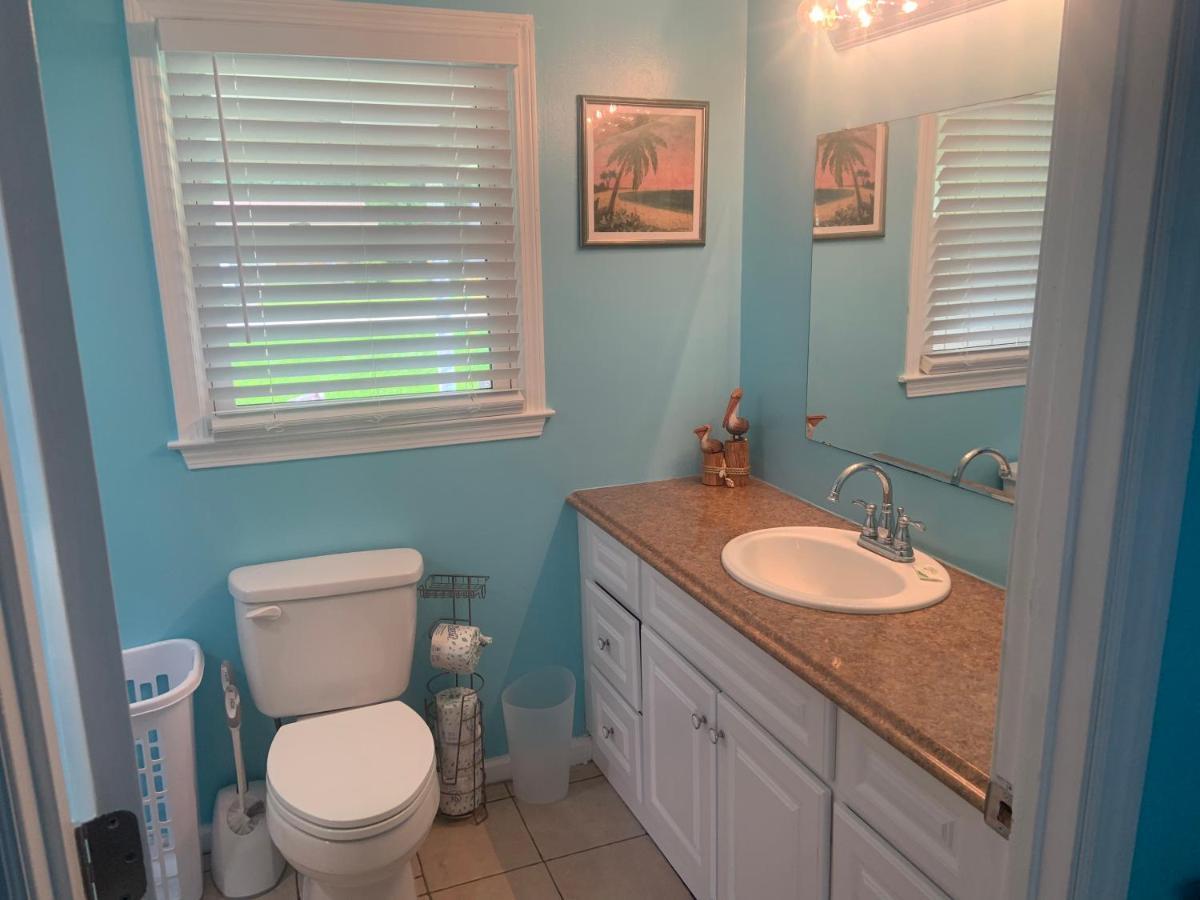 Cheerful Two Bedroom House 1.5 Miles From Beach. *