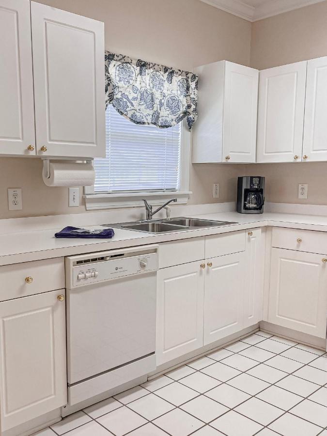 Barefoot 2-bedroom With A Pool Apartment