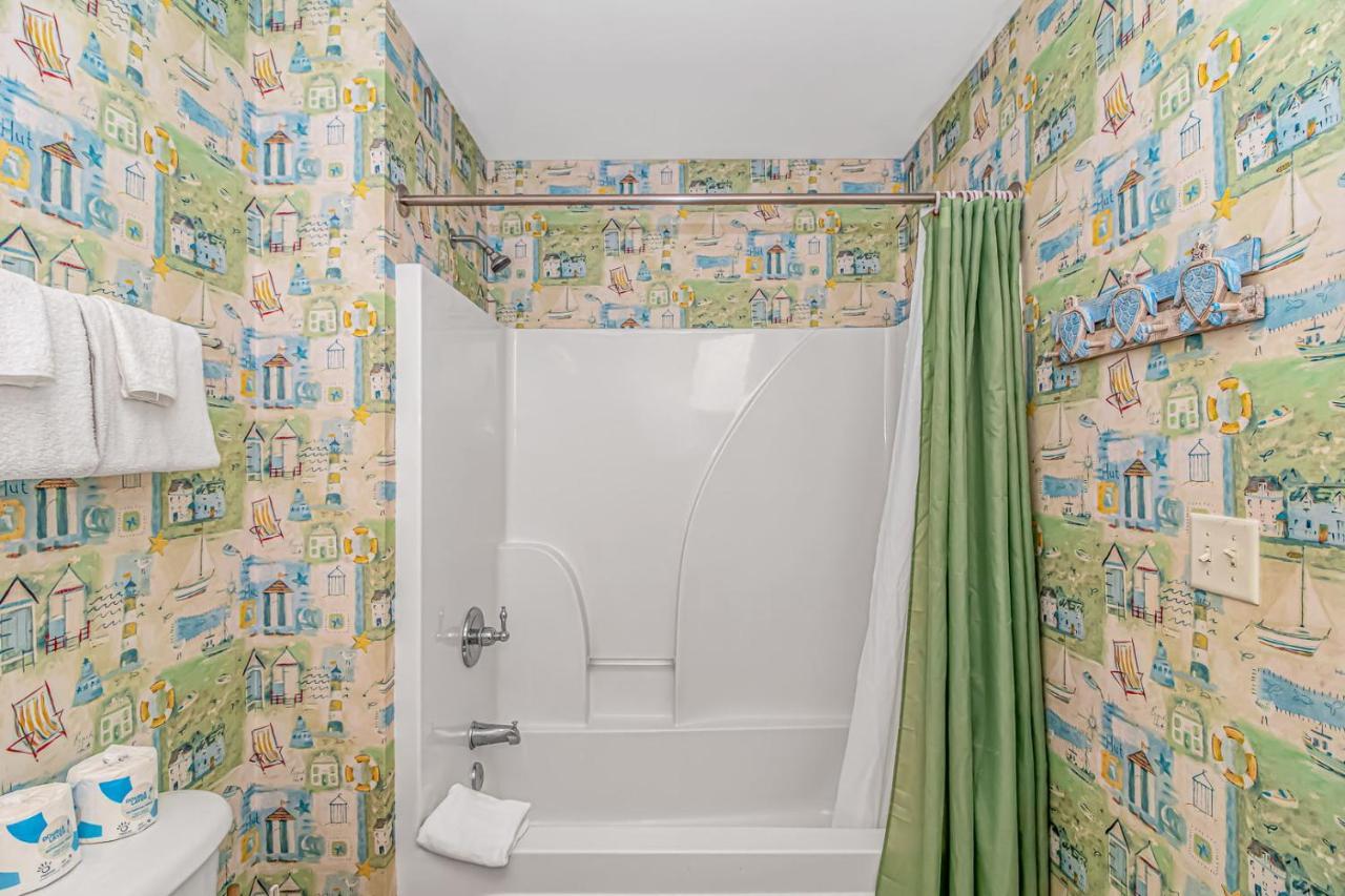 Ocean Breeze Luxury 3d, Nicely Updated! Across From The Ocean! Sleeps 18 ! Apartment