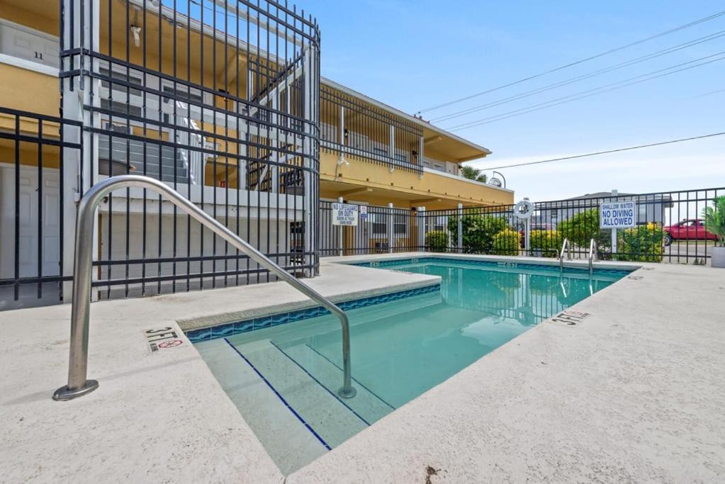Superb Location 1br Pet Friendly Pool & Parking Apartment