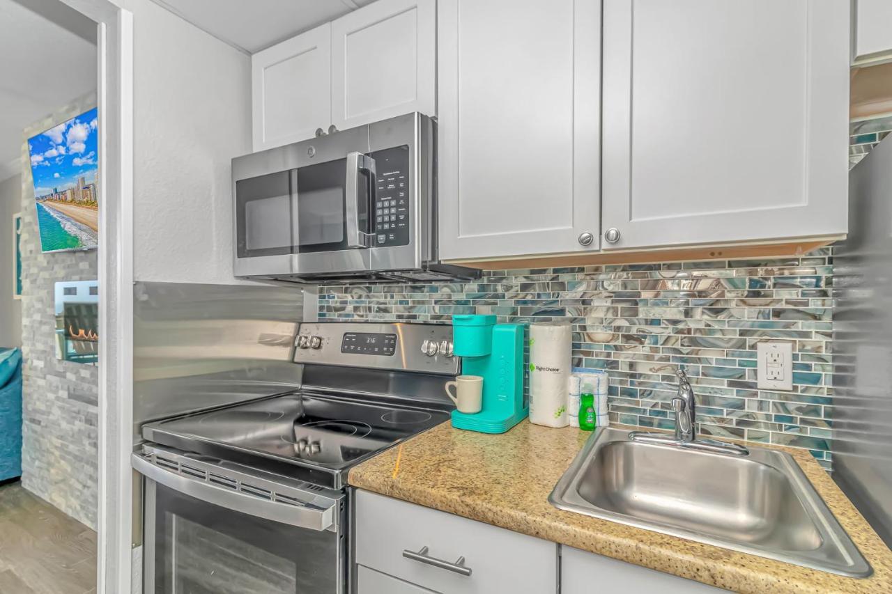 Immaculate Oceanfront King Suite! Completely Updated! - Caravelle 1414 - Sleeps 2-3 Guests! Holiday home *