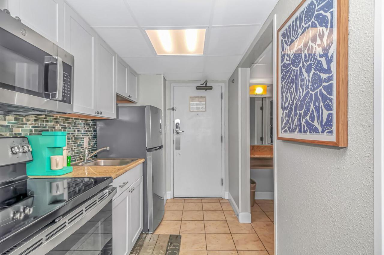 Immaculate Oceanfront King Suite! Completely Updated! - Caravelle 1414 - Sleeps 2-3 Guests! Holiday home