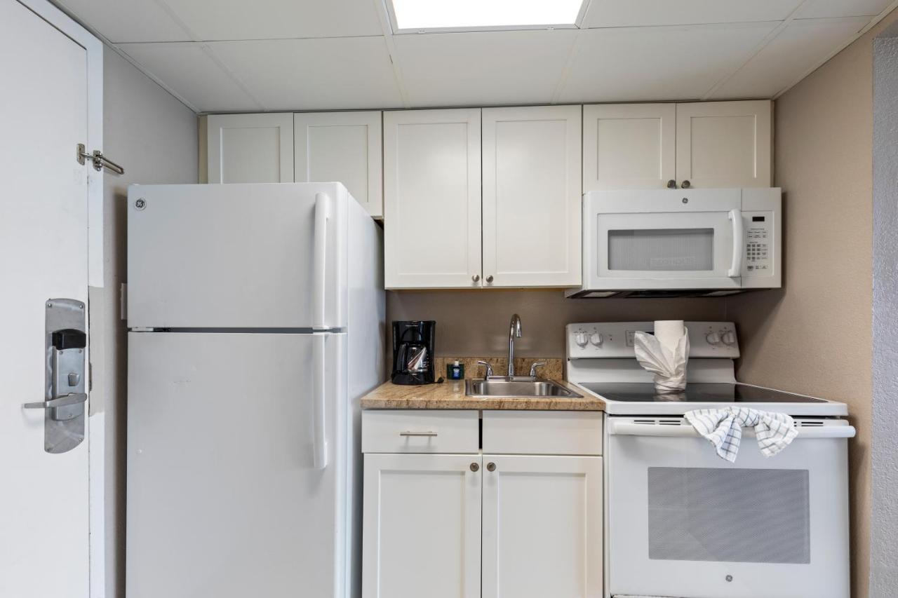 Beachfront 10th-floor Studio Caravelle