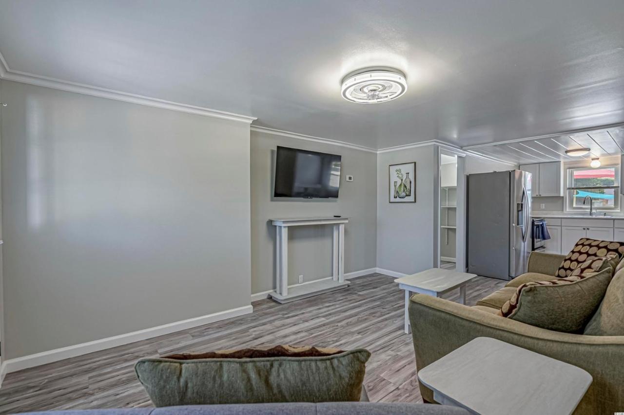 Immaculate With Putting And Private Pool! Pet Friendly 6 Bedroom- 4 Bath Duplex A&b *