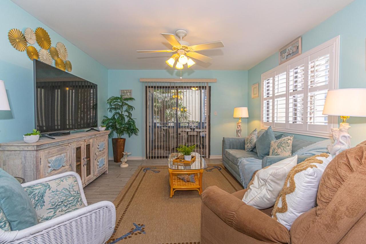 Holiday home Hidden Gem Beautifully Appointed 2br 2ba With 3 Patios Near Beach!