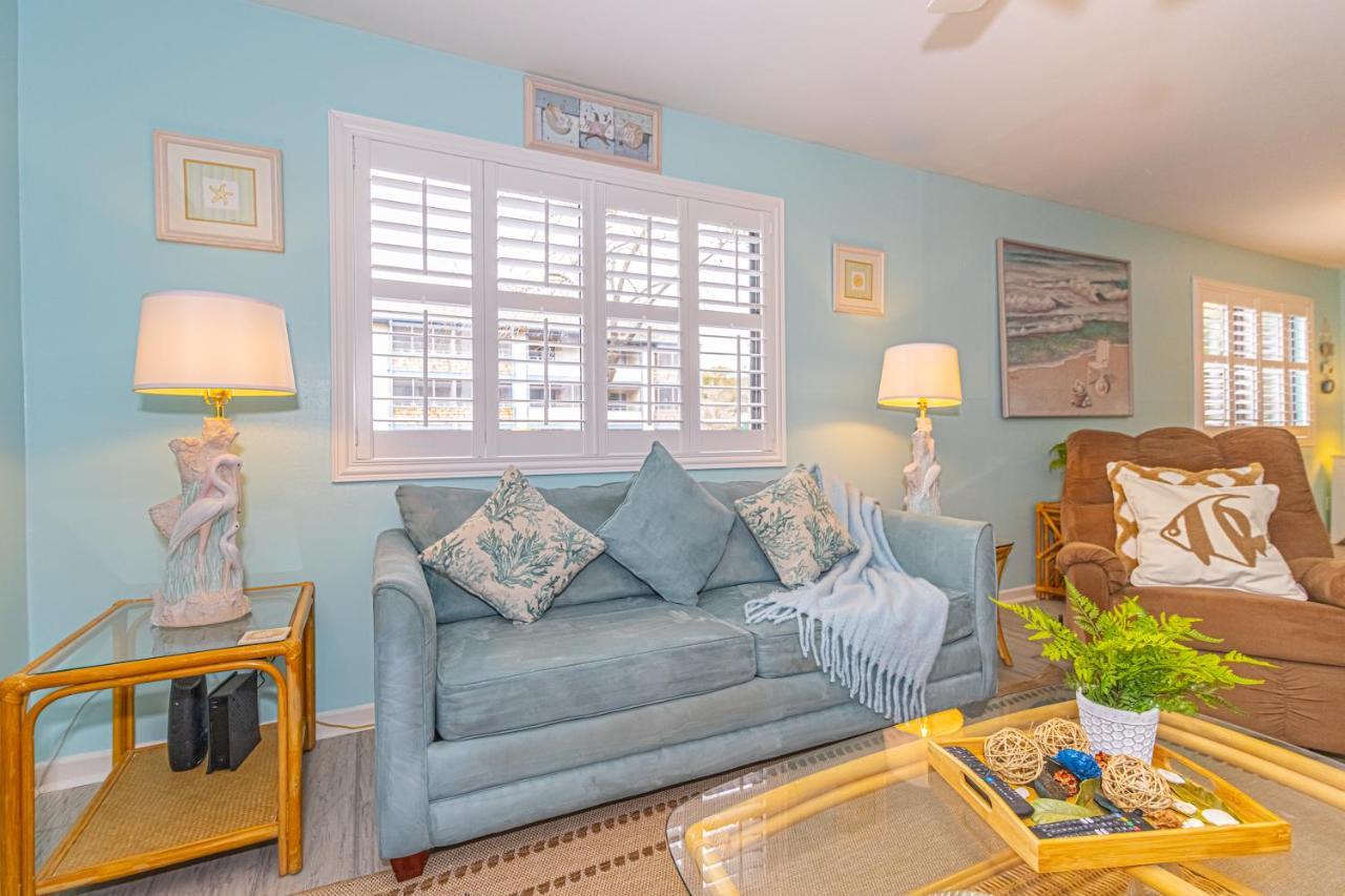 Holiday home Hidden Gem Beautifully Appointed 2br 2ba With 3 Patios Near Beach! *