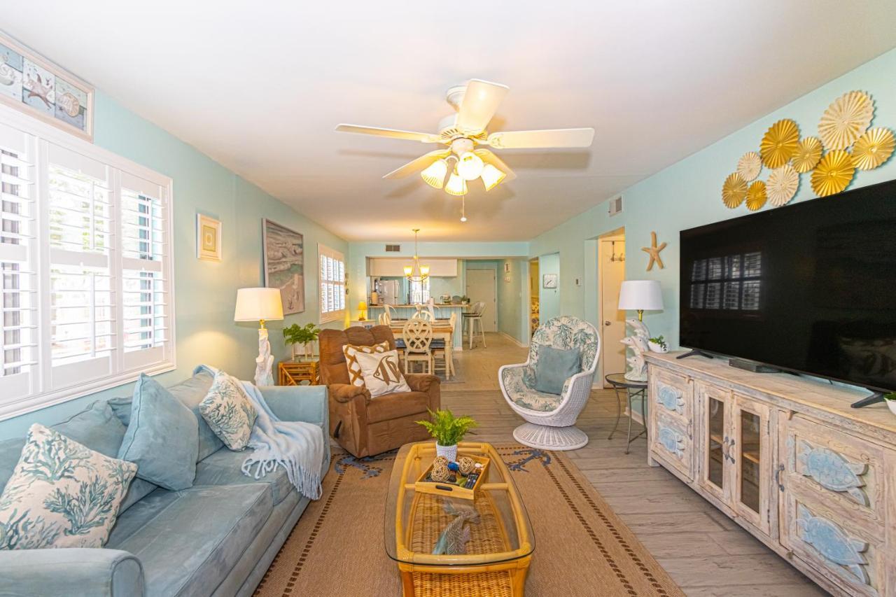 Hidden Gem Beautifully Appointed 2br 2ba With 3 Patios Near Beach! Holiday home