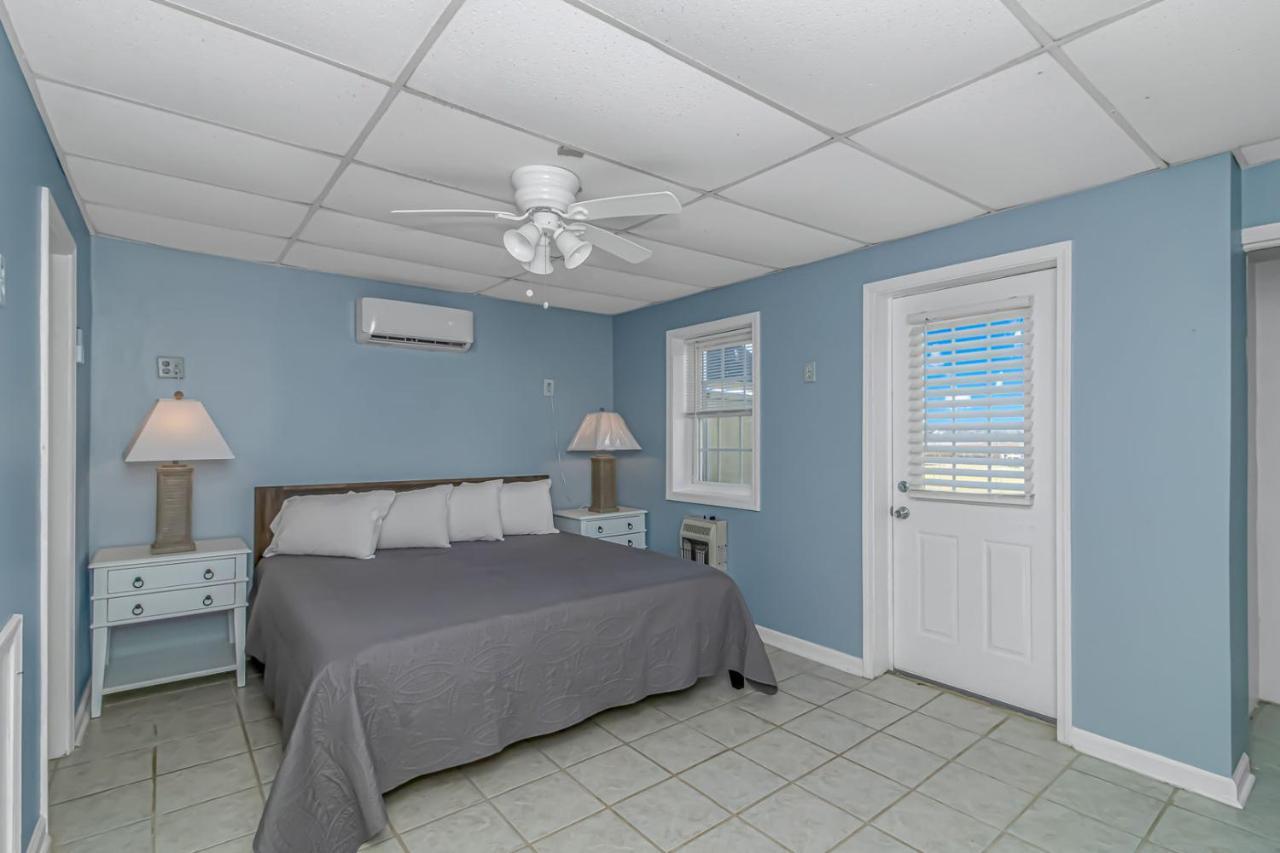 Holiday home Pet Friendly Beach House! Private Dock On Channel! Private Pool! 5 Bedroom - 3 Bath! *