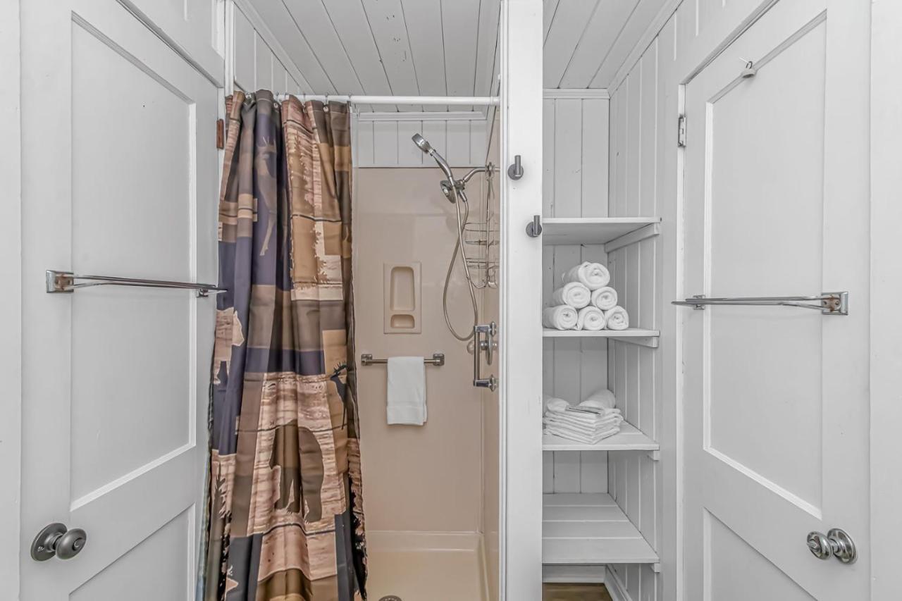 Pet Friendly Beach House! Private Dock On Channel! Private Pool! 5 Bedroom - 3 Bath! * Myrtle Beach