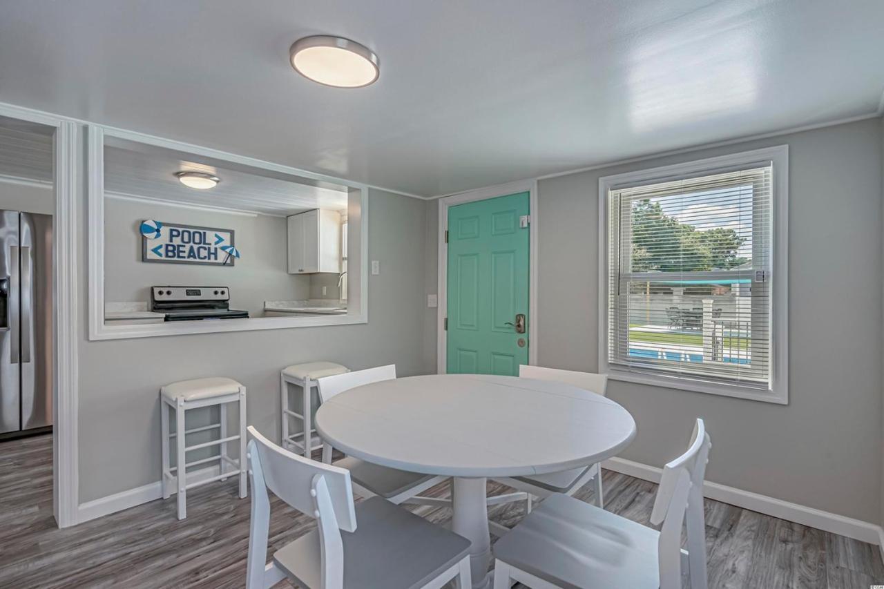 Immaculate With Putting And Private Pool! Pet Friendly 6 Bedroom- 4 Bath Duplex A&b