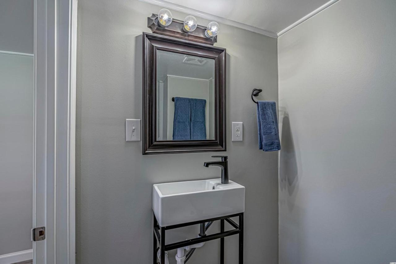 Immaculate With Putting And Private Pool! Pet Friendly 6 Bedroom- 4 Bath Duplex A&b Holiday home