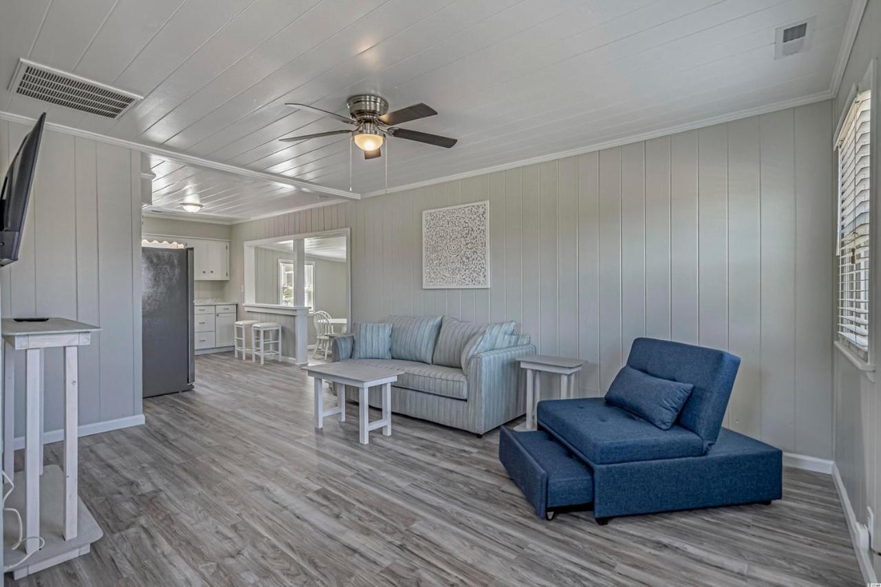Immaculate With Putting And Private Pool! Pet Friendly 6 Bedroom- 4 Bath Duplex A&b Holiday home