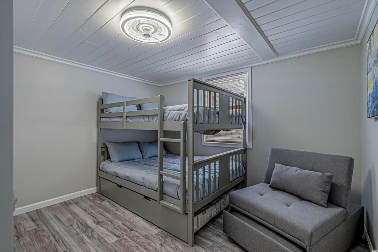 Immaculate With Putting And Private Pool! Pet Friendly 6 Bedroom- 4 Bath Duplex A&b