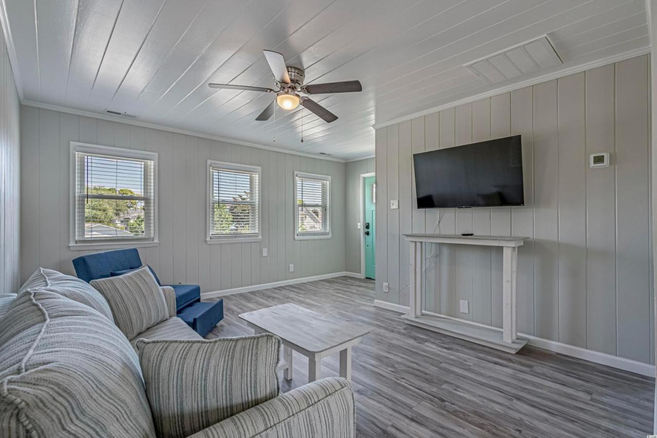 Immaculate With Putting And Private Pool! Pet Friendly 6 Bedroom- 4 Bath Duplex A&b