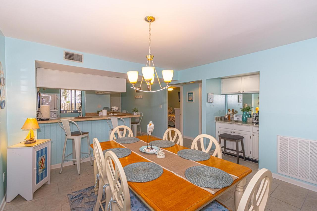 Hidden Gem Beautifully Appointed 2br 2ba With 3 Patios Near Beach! Holiday home *