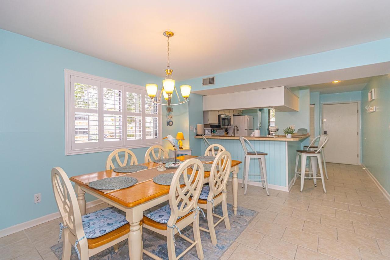 Hidden Gem Beautifully Appointed 2br 2ba With 3 Patios Near Beach!