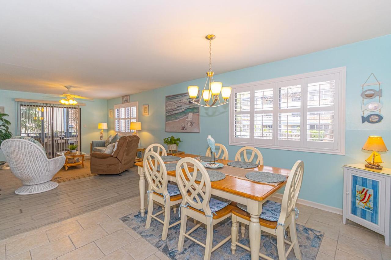 Holiday home Hidden Gem Beautifully Appointed 2br 2ba With 3 Patios Near Beach!