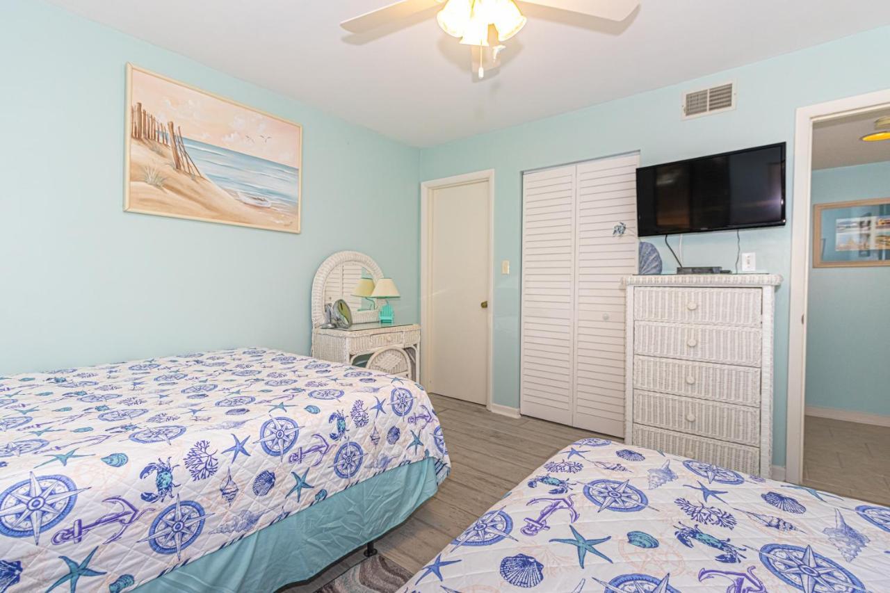 Hidden Gem Beautifully Appointed 2br 2ba With 3 Patios Near Beach! Holiday home