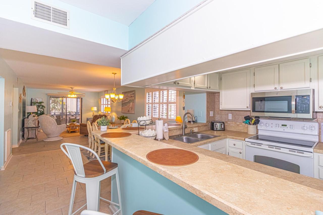 Hidden Gem Beautifully Appointed 2br 2ba With 3 Patios Near Beach! Holiday home