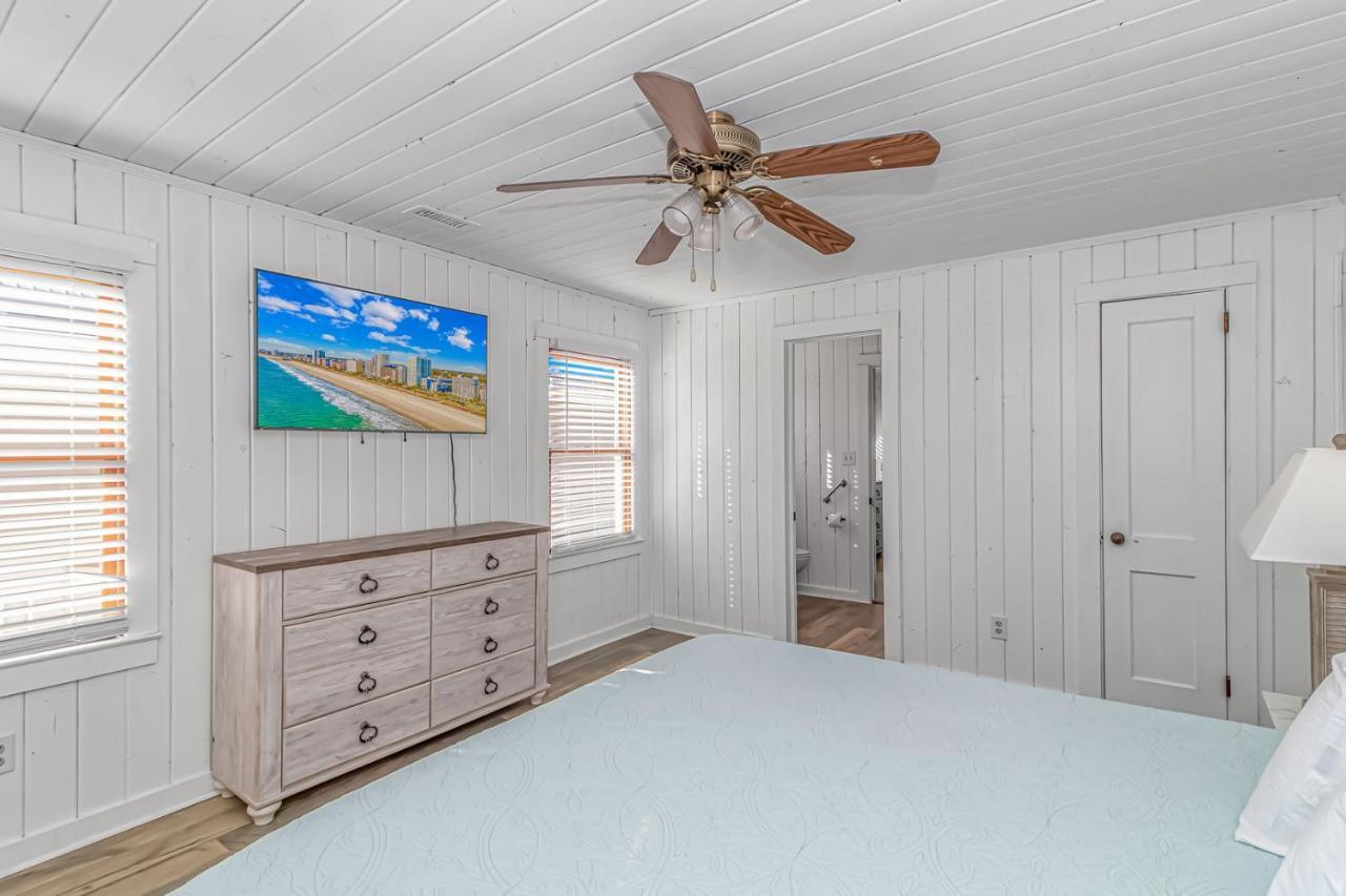 Pet Friendly Beach House! Private Dock On Channel! Private Pool! 5 Bedroom - 3 Bath! Holiday home Myrtle Beach