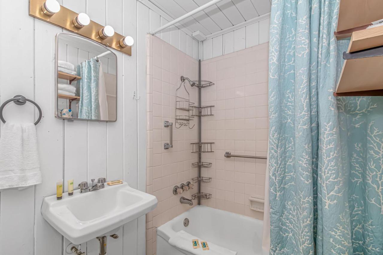 Pet Friendly Beach House! Private Dock On Channel! Private Pool! 5 Bedroom - 3 Bath!