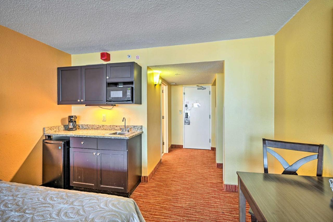 Convenient Myrtle Studio With Balcony!