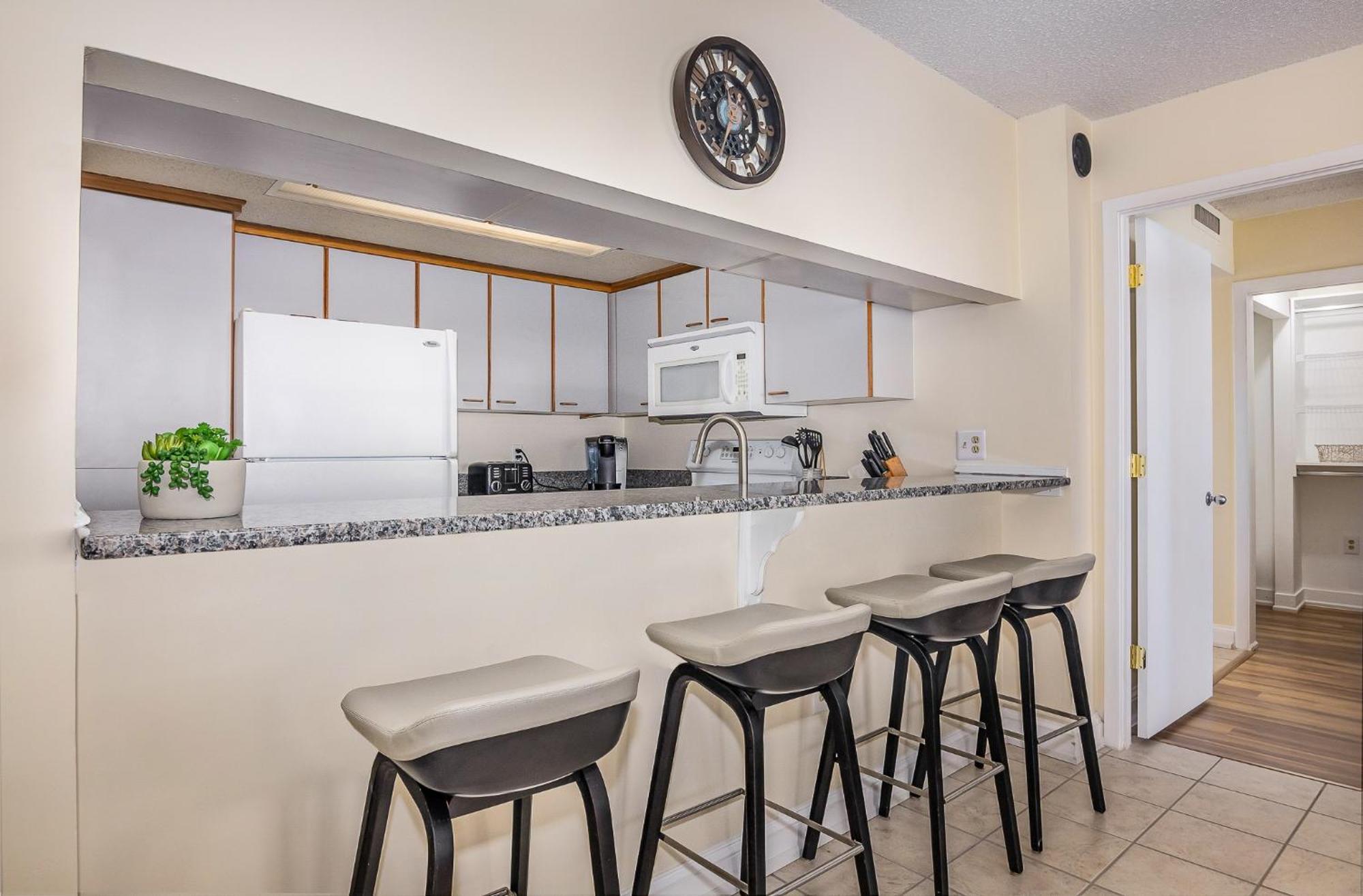 401 South Hampton - Charming 2 Bedroom, 2 Bath Ocean View Condo, Apartment Myrtle Beach