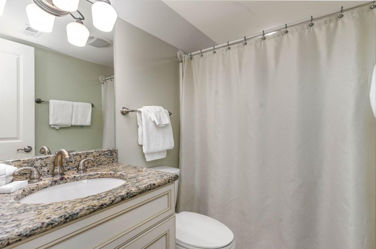 Updated 3 Bedroom, 3 Bathroom Villa, 13d Richmond Park