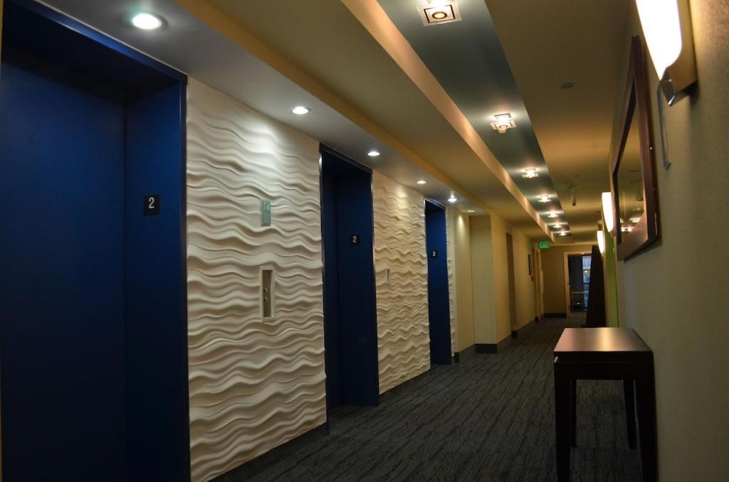 Gorgeous Ocean Front 2bd 2 Full Baths, 2 Balconies Apartment *