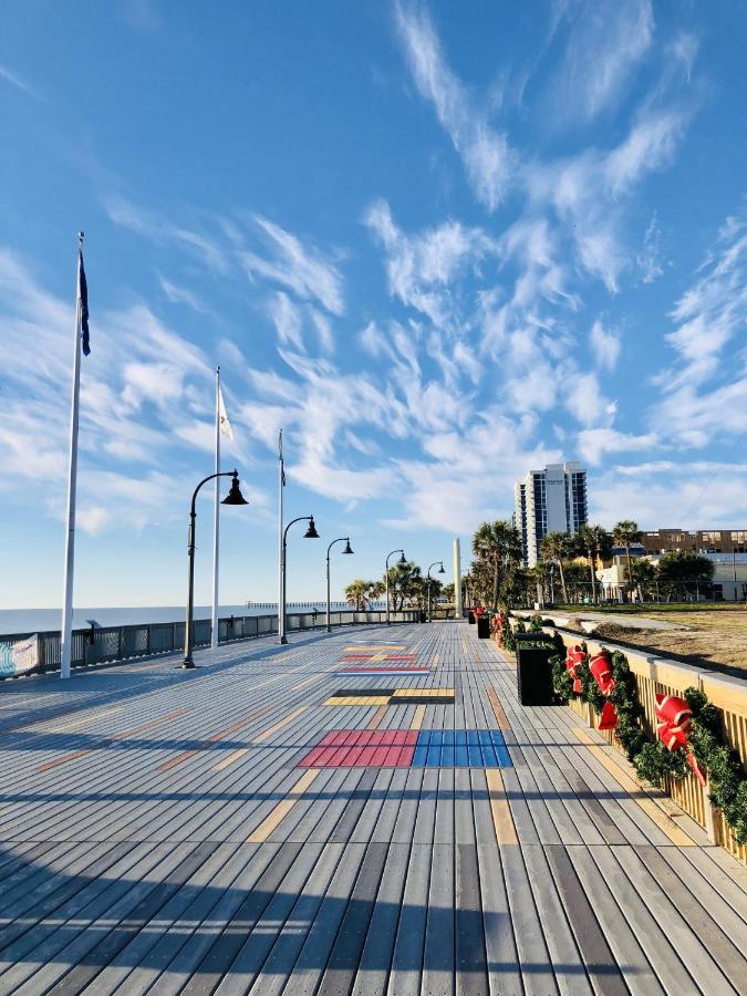 Gorgeous Ocean Front 2bd 2 Full Baths, 2 Balconies Apartment *