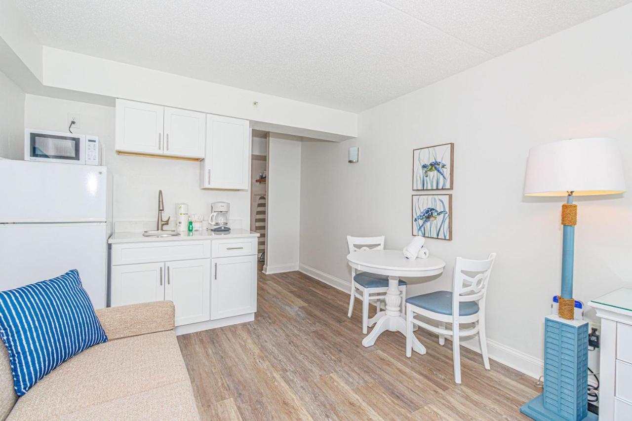 Holiday home Renovated Oceanfront Condo! Perfect For 2-4 Guests! Sea Mist 20301 *