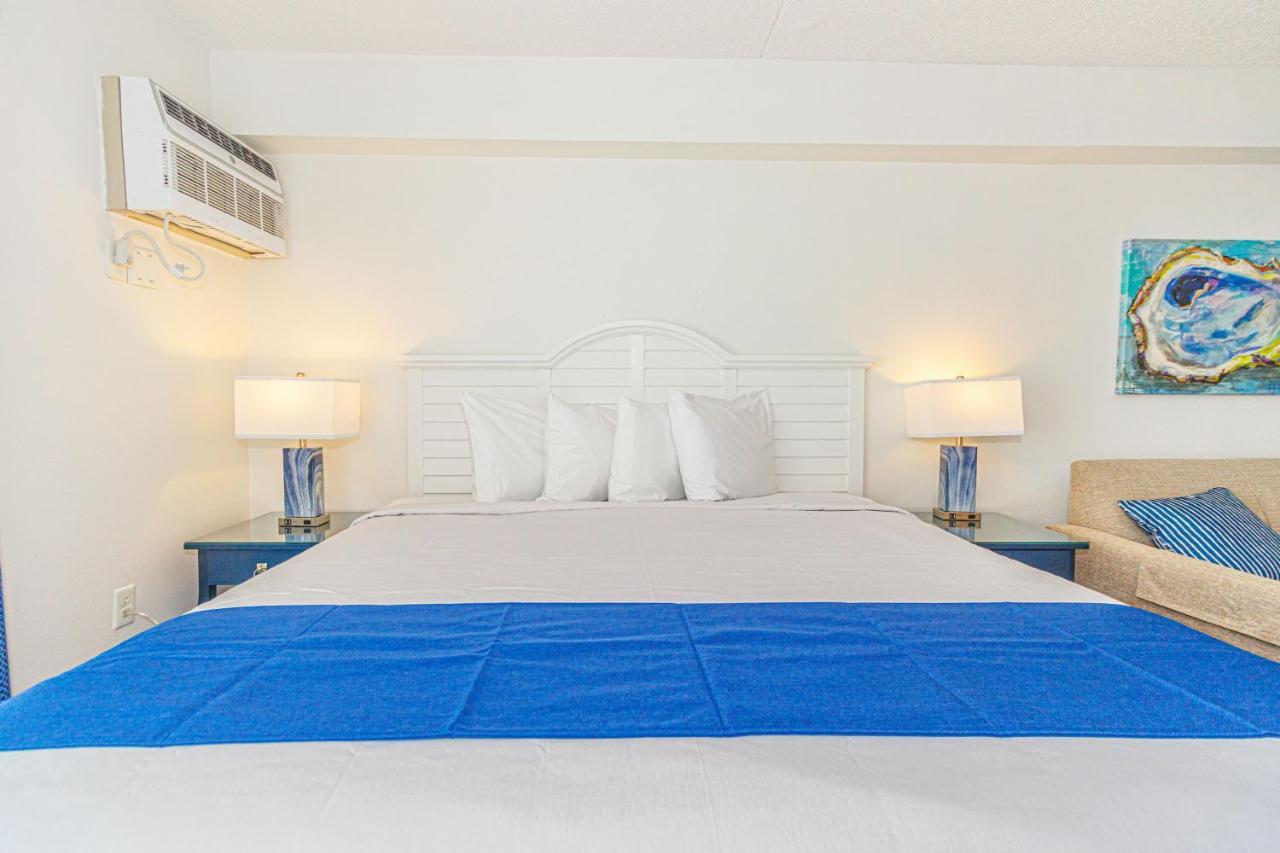 Holiday home Renovated Oceanfront Condo! Perfect For 2-4 Guests! Sea Mist 20301 *