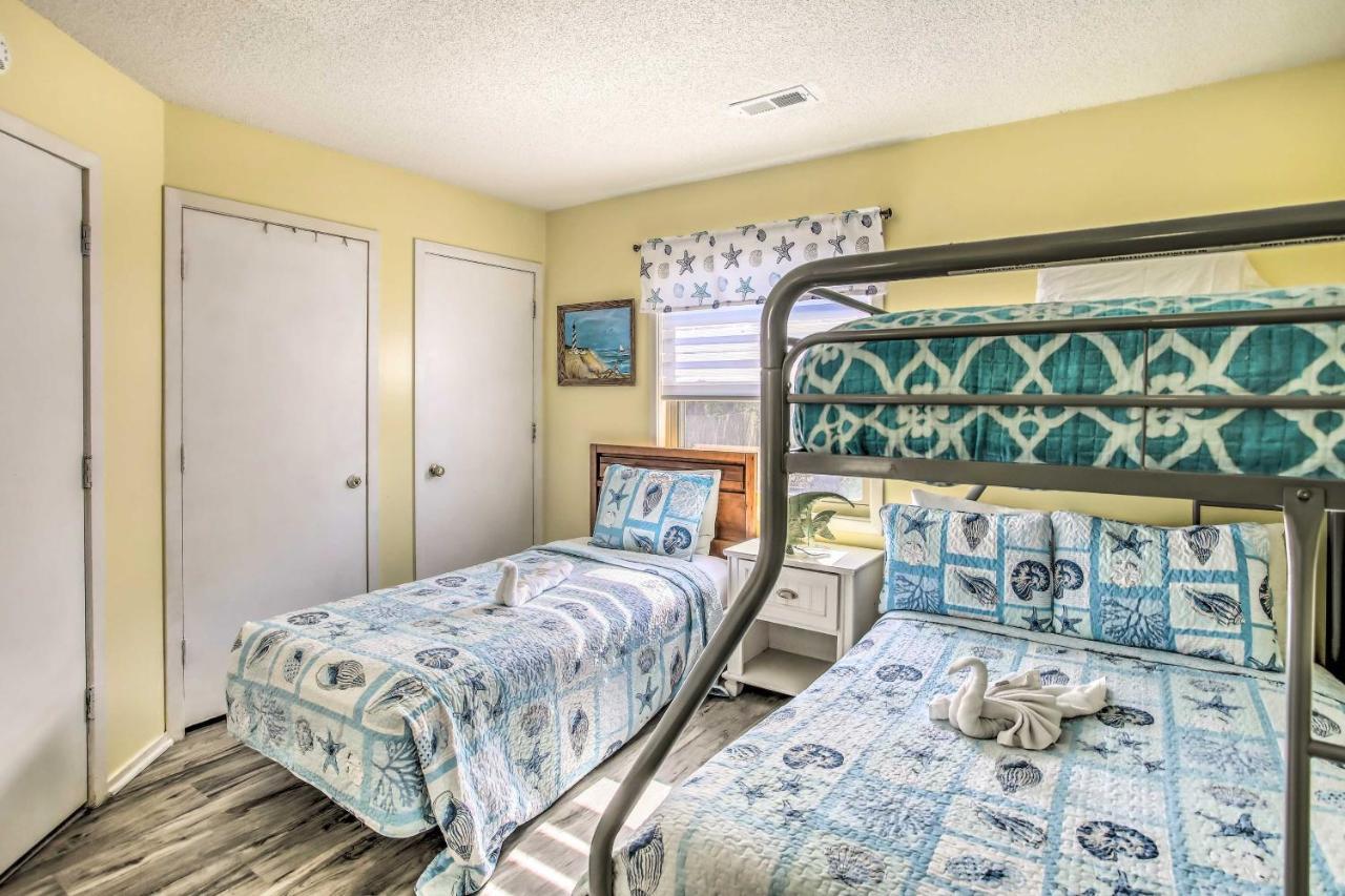 Myrtle Cottage, Walk To Pools And Beach! Holiday home Myrtle Beach