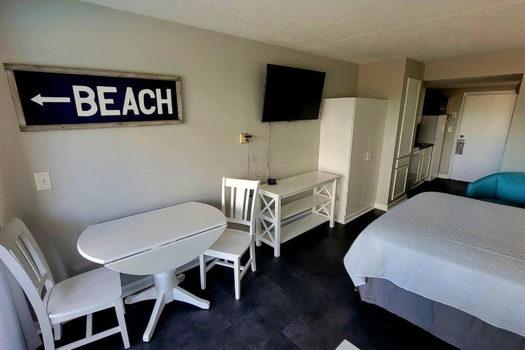 Beachy On The Strip! *