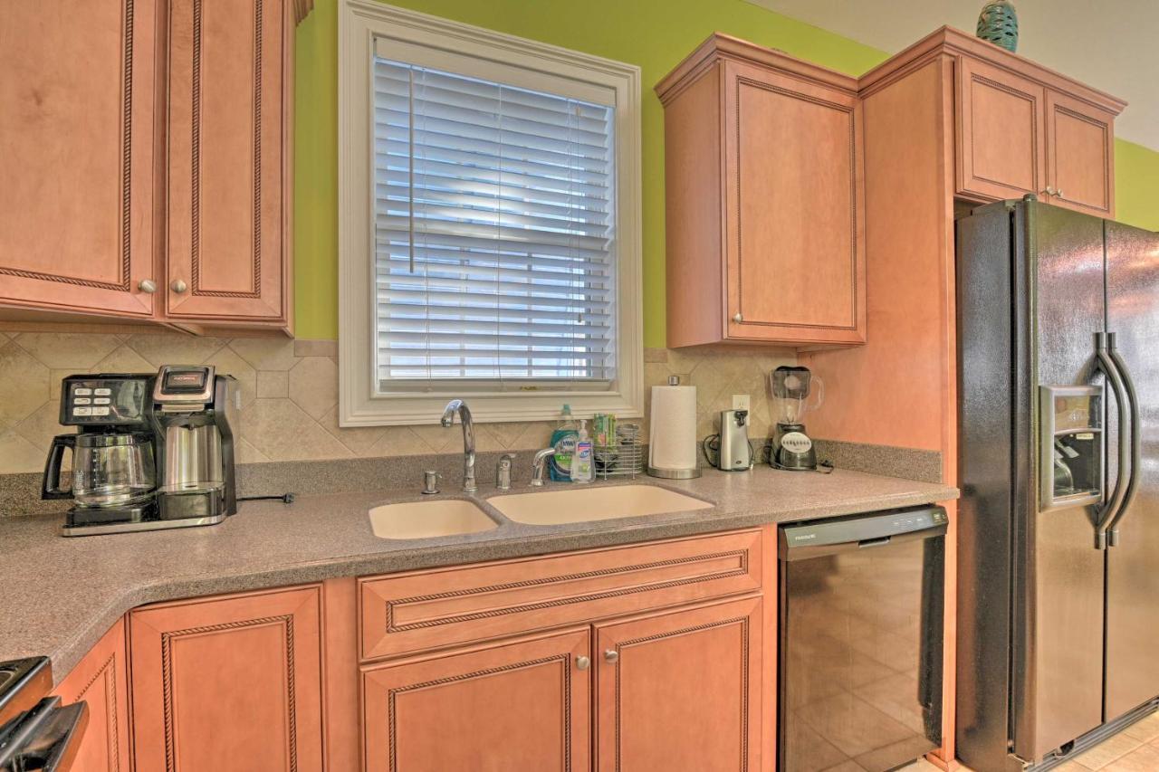Charming Bermuda Bay Hideaway With Game Room! Holiday home