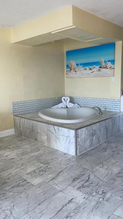 Oceanfront Romantic Oceanview Getaway With Heart Shaped Love Tub Jacuzzi In